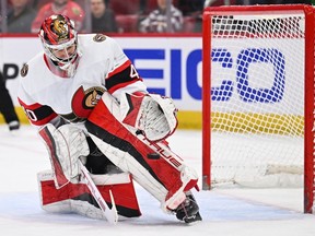 Le gardien de but des Sénateurs Mads Sogaard (40 ans) a effectué un arrêt sur un tir des Blackhawks lors du match de lundi à Chicago.