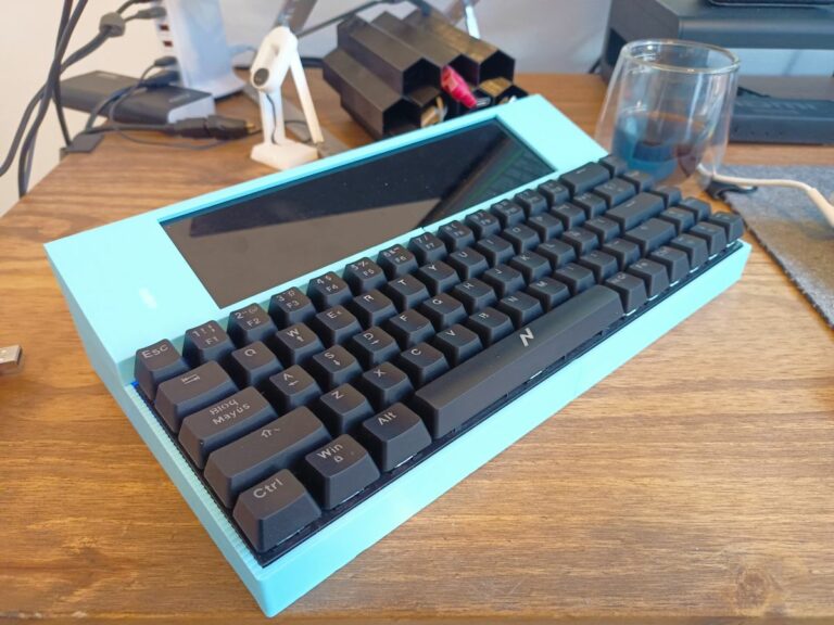 Maker construit un Cyberdeck cyan inspiré de Tandy et imprimé en 3D