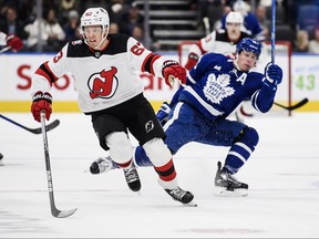 L'ailier droit des Maple Leafs de Toronto Mitchell Marner (16 ans) et l'ailier gauche des Devils du New Jersey Jesper Bratt (63 ans) s'affrontent lors de la deuxième période de la LNH, à Toronto, le jeudi 17 novembre 2022.