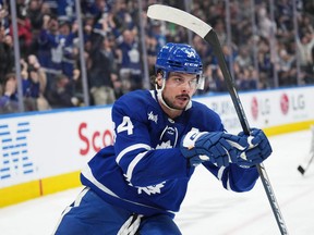 23 janvier 2023 ;  Toronto, Ontario, CAN ;  Le centre des Maple Leafs de Toronto Auston Matthews (34 ans) célèbre après avoir marqué un but contre les Islanders de New York au cours de la troisième période à la Scotiabank Arena.  Crédit obligatoire : -