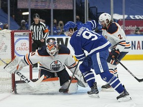 5 janvier 2022 ;  Toronto, Ontario, CAN ;  L'attaquant des Maple Leafs de Toronto John Tavares (91) marque sur le gardien de but des Oilers d'Edmonton Mike Smith (41) au cours de la première période à la Scotiabank Arena.  John E. Sokolowski-USA TODAY Sports