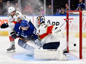 17 janvier 2023 ;  Toronto, Ontario, CAN ;  L'attaquant des Maple Leafs de Toronto Dryden Hunt (72) marque devant le gardien des Panthers de la Floride Sergei Bobrovsky (72) et le défenseur Josh Mahura (28) en première période au Scotiabank Arena.