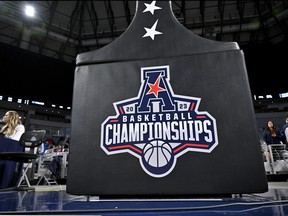 12 mars 2023 ;  Fort Worth, Texas, États-Unis ;  Une vue du logo du tournoi de l'American Athletic Conference pendant le match entre les Houston Cougars et les Memphis Tigers au Dickies Arena.  Crédit obligatoire : Jerome Miron - USA TODAY Sports