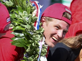 En ce 29 mai 2022, le pilote suédois de Chip Ganassi Racing Marcus Ericsson embrasse les briques après avoir remporté la 106e édition de l'Indianapolis 500 à Indianapolis Motor Speedway à Indianapolis, Indiana.