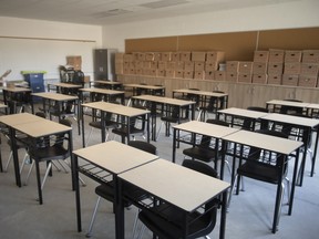 Une salle de classe presque prête pour les élèves de l'école secondaire North Star à Amherstburg, en Ontario.