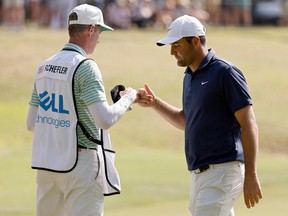 Scottie Scheffler et le caddy Ted Scott sur le neuvième green lors de la cinquième journée des championnats du monde de golf-Dell Technologies Match Play au Austin Country Club à Austin, au Texas, dimanche.