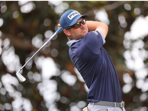 Corey Conners du Canada joue son coup du deuxième tee lors de la ronde finale de l'Arnold Palmer Invitational présenté par Mastercard au terrain de golf Arnold Palmer Bay Hill le 5 mars 2023 à Orlando, en Floride.