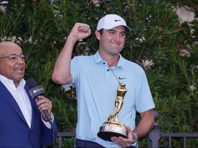 Scottie Scheffler réagit après avoir entendu que le drapeau américain volera sera hissé pour l'année prochaine après avoir remporté le tournoi de golf THE PLAYERS Championship à Ponte Vedra Beach, en Floride, le 12 mars 2023.