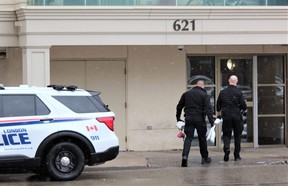 Les enquêteurs médico-légaux de la police de Londres entrent dans un immeuble au 621 Kipps Lane le dimanche 12 mars 2023. Un homme de Londres est accusé de meurtre au deuxième degré et de deux chefs de tentative de meurtre après qu'un homme a été retrouvé mort dans l'immeuble et que deux policiers ont été abattu lors d'une confrontation avec un suspect armé.  (Dale Carruthers/The London Free Press)