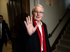 Le député libéral Marc Garneau fait signe de la main en passant devant des journalistes, alors qu'il quitte une réunion du caucus sur la Colline du Parlement à Ottawa, le mercredi 8 mars 2023. LA PRESSE CANADIENNE/Justin Tang