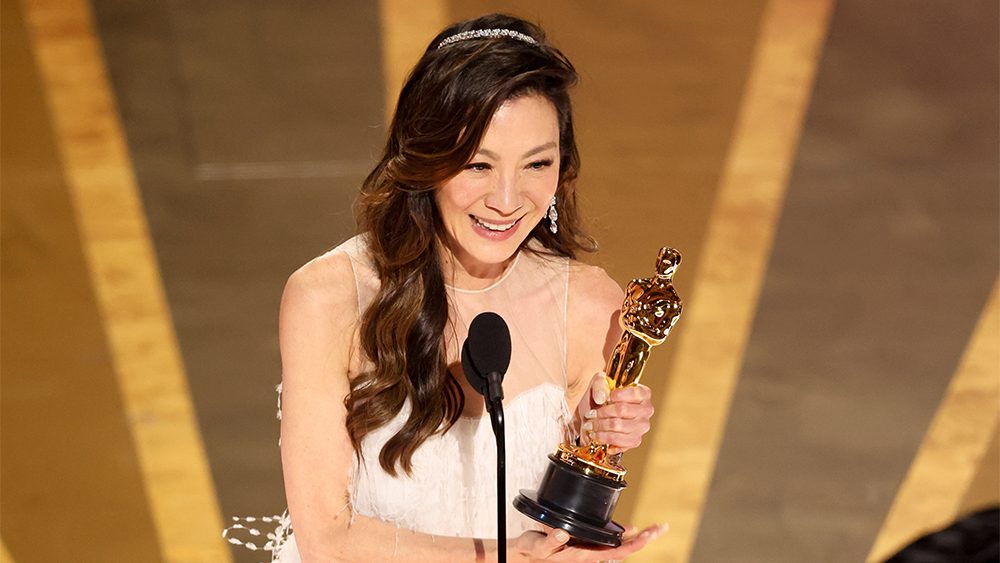 Michelle Yeoh entre dans l'histoire des Oscars en tant que première actrice asiatique à avoir remporté le titre le plus populaire à lire absolument
	
	
