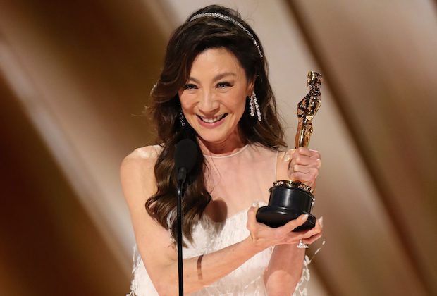 Michelle Yeoh remporte l’Oscar de la meilleure actrice pour « Everything Everywhere »