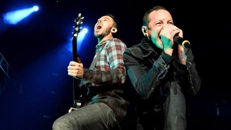 Mike Shinoda de Linkin Park dit qu'une performance d'hologramme de Chester Bennington serait "effrayante"
	
	
