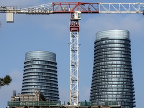 Un immeuble avec balcons à Mississauga, Ont.