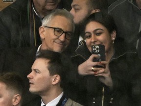 L'ancien joueur et présentateur de télévision Gary Lineker prend un selfie avec un fan après le match entre Leicester City et Chelsea au King Power Stadium, Leicester, Grande-Bretagne, le 11 mars 2023.