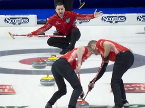 Le capitaine d'Équipe Canada, Brad Gushue (en haut), mène Geoff Walker et deuxième EJ Harnden contre Team Wild Card 3 hier.  Curling Canada /Michael BurnsPhoto