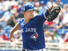 Le lanceur partant des Blue Jays, Jose Berrios, lance contre les Phillies de Philadelphie lors de la première manche de l'entraînement printanier à Dunedin, en Floride, le dimanche 5 mars 2023.