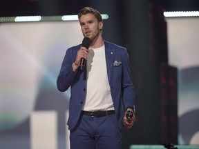 Connor McDavid présente Nickelback avec son intronisation au Panthéon de la musique canadienne lors des prix Juno 2023 à Rogers Place le 13 mars 2023 à Edmonton.