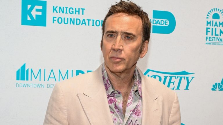 Nicolas Cage raconte tout sur Marvel, le film Superman "Emo" de Tim Burton et plus encore : "Je n'ai pas besoin d'être dans le MCU, je suis Nic Cage"
	
	
