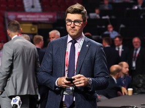 Le directeur général des Maple Leafs, Kyle Dubas, a de nouveau appuyé sur la gâchette mardi, acquérant les défenseurs Erik Gustafsson et Luke Schenn.