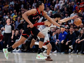 6 mars 2023 ;  Denver, Colorado, États-Unis ;  Le gardien des Denver Nuggets Jamal Murray (27 ans) et l'attaquant des Raptors de Toronto Scottie Barnes (4 ans) se battent pour une balle lâche au quatrième quart au Ball Arena.