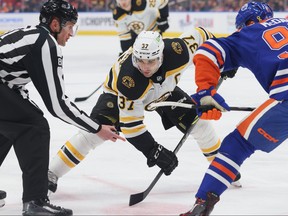 Patrice Bergeron des Bruins de Boston se prépare pour une confrontation en première période contre les OilersM d'Edmonton le 27 février 2023 à Rogers Place à Edmonton, Alberta, Canada.