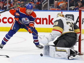 25 mars 2023 ;  Edmonton, Alberta, CAN ;  Le gardien de but des Golden Knights de Vegas Laurent Brossoit (39) fait une économie sur l'attaquant des Oilers d'Edmonton Mattias Janmark (26) au cours de la troisième période à Rogers Place.