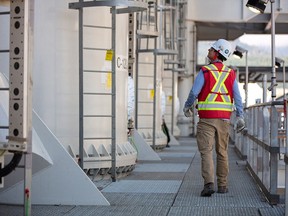 Un travailleur sur le site de LNG Canada à Kitimat, en Colombie-Britannique