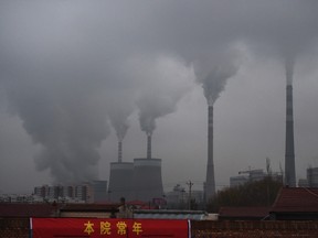 De la fumée s'échappe d'une centrale électrique au charbon près de Datong, dans la province du Shanxi, au nord de la Chine.