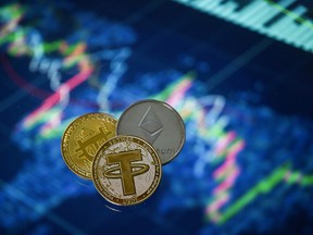 Pièces Tether (USDT), Bitcoin et Etherium.