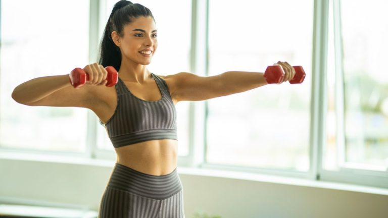 Oubliez les pompes – cet entraînement des bras de 10 minutes sculpte vos biceps, triceps et épaules