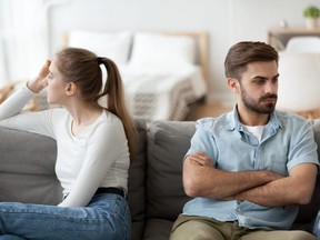 L'homme et la femme s'assoient séparément sur le canapé après le combat