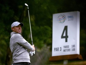 Rory McIlroy, d'Irlande du Nord, frappe un coup de départ lors d'une ronde d'entraînement avant les Championnats du monde de golf - Match Play Dell Technologies au Austin Country Club le 21 mars 2023 à Austin, Texas.