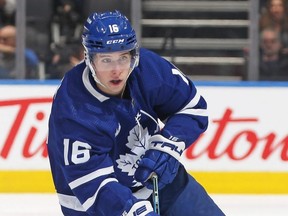 L'attaquant des Maple Leafs Mitch Marner patine avec la rondelle lors d'un match de la LNH contre les Oilers au Scotiabank Arena de Toronto, le samedi 11 mars 2023.