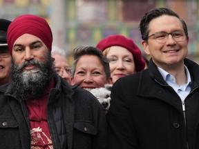 Le chef du NPD Jagmeet Singh et le chef conservateur Pierre Poilievre lors d'un rare moment de cordialité forcée au défilé du Nouvel An lunaire de Vancouver.