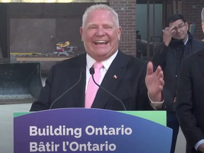 Le premier ministre de l'Ontario, Doug Ford, s'est présenté mercredi à un événement public arborant un quasi-buzzcut.  Interrogé sur la coiffure (qui est la plus courte de la vie adulte de Ford), le premier ministre a déclaré qu'il l'avait obtenue dans un Wal-Mart aux États-Unis pour 26 $ et que le coiffeur ne parlait pas assez anglais pour comprendre sa demande de lumière. garniture.