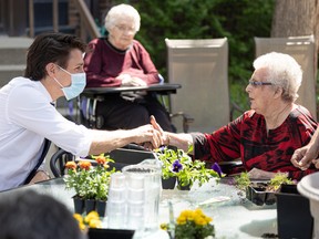 le premier ministre Justin Trudeau avec le seul groupe démographique d'électeurs canadiens restant qui compte toujours les libéraux comme son parti préféré ;  femmes de plus de 55 ans.