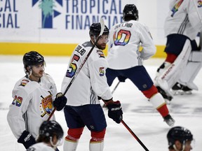 Le défenseur des Panthers de la Floride Aaron Ekblad (5) s'échauffe en portant un maillot Pride Night avant d'affronter les Maple Leafs de Toronto jeudi.