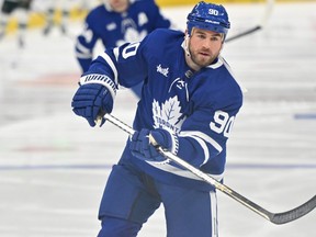 24 février 2023 ;  Toronto, Ontario, CAN ;  L'attaquant des Maple Leafs de Toronto Ryan O'Reilly (90) s'échauffe avant de jouer contre le Wild du Minnesota à la Scotiabank Arena.