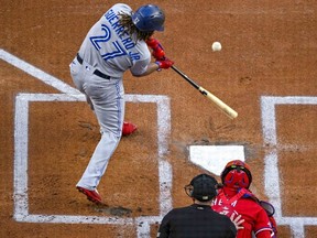 9 septembre 2022 ;  Arlington, Texas, États-Unis ;  Le joueur de premier but des Blue Jays de Toronto Vladimir Guerrero Jr. (27 ans) frappe un simple contre les Rangers du Texas lors de la première manche au Globe Life Field.