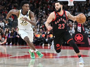 22 mars 2023 ;  Toronto, Ontario, CAN ;  Le garde des Raptors de Toronto Fred VanVleet (23 ans) dribble le ballon loin du garde des Indiana Pacers Aaron Nesmith (23 ans) en seconde période à la Scotiabank Arena.