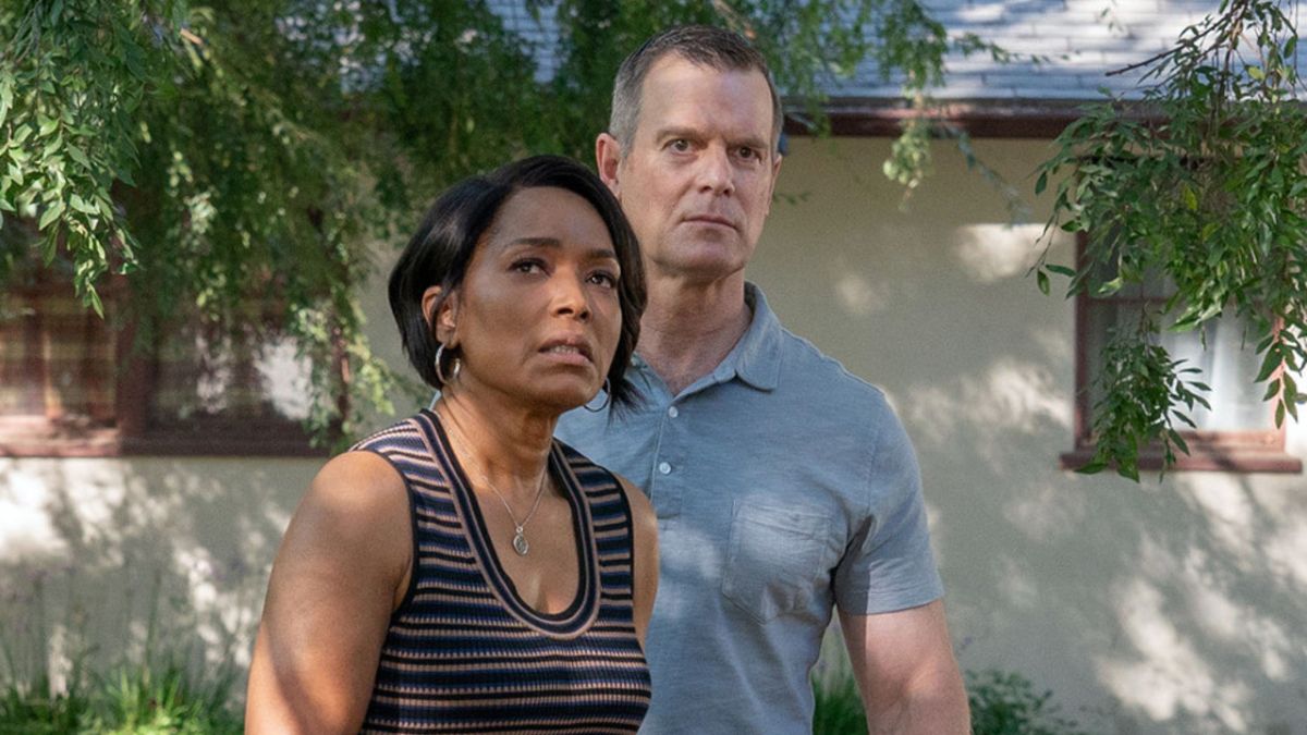 Angela Bassett as Athena and Peter Krause as Bobby in Fox