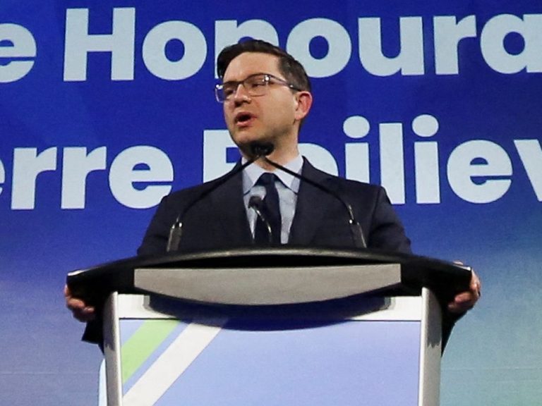 Poilievre appelle les conservateurs à être les «champions» des gens ordinaires