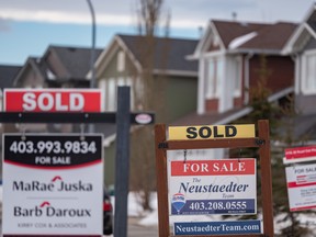 Panneaux immobiliers à Calgary.