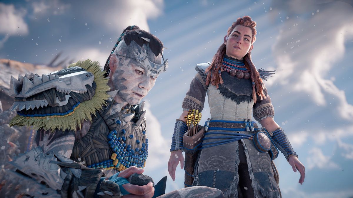 Aloy et un autre personnage d'Horizon Forbidden West se tiennent dans la neige