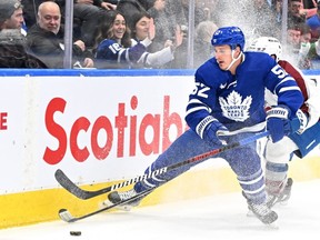 15 mars 2023 ;  Toronto, Ontario, CAN ;  L'attaquant des Maple Leafs de Toronto Joel Acciari (52 ans) s'empare de la rondelle du défenseur de l'Avalanche du Colorado Brad Hunt (17 ans) en première période au Scotiabank Arena.