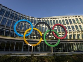 Une vue montre les anneaux olympiques devant la Maison olympique, siège du Comité International Olympique (CIO), lors de la réunion du comité exécutif du Comité International Olympique (CIO), à Lausanne, Suisse, le 28 mars 2023.