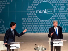 Le chef libéral Justin Trudeau, à gauche, et le chef conservateur Stephen Harper échangent des mots lors d'un débat à Toronto en 2015. 