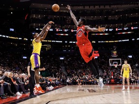 Lonnie Walker IV des Lakers de Los Angeles met un coup de feu sur Pascal Siakam des Raptors de Toronto lors de la seconde moitié de leur match NBA à la Scotiabank Arena le 7 décembre 2022 à Toronto, Canada.