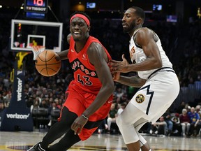 12 mars 2022 ;  Denver, Colorado, États-Unis ;  L'attaquant des Raptors de Toronto Pascal Siakam (43) conduit sur le garde des Denver Nuggets Davon Reed (9) au cours du troisième trimestre à Ball Arena.